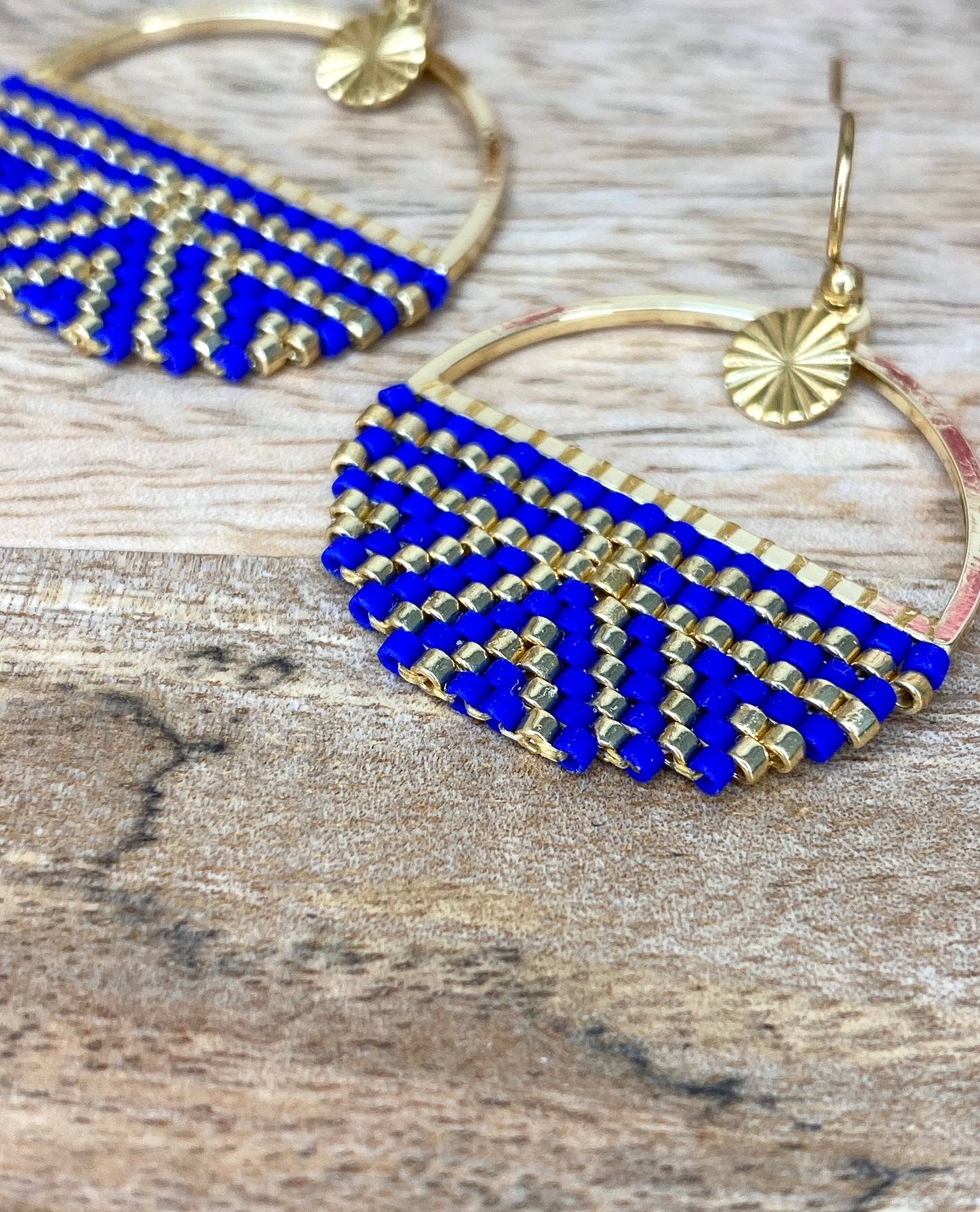 Modèle Léna – Boucles d’oreilles Bohème Perles Bleues & Doré