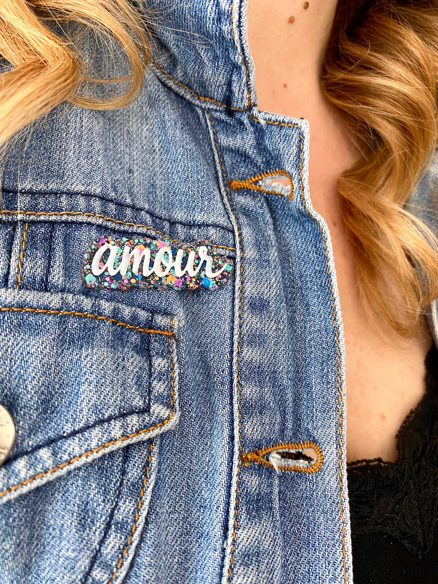 Pin’s “Amour” pailleté en résine