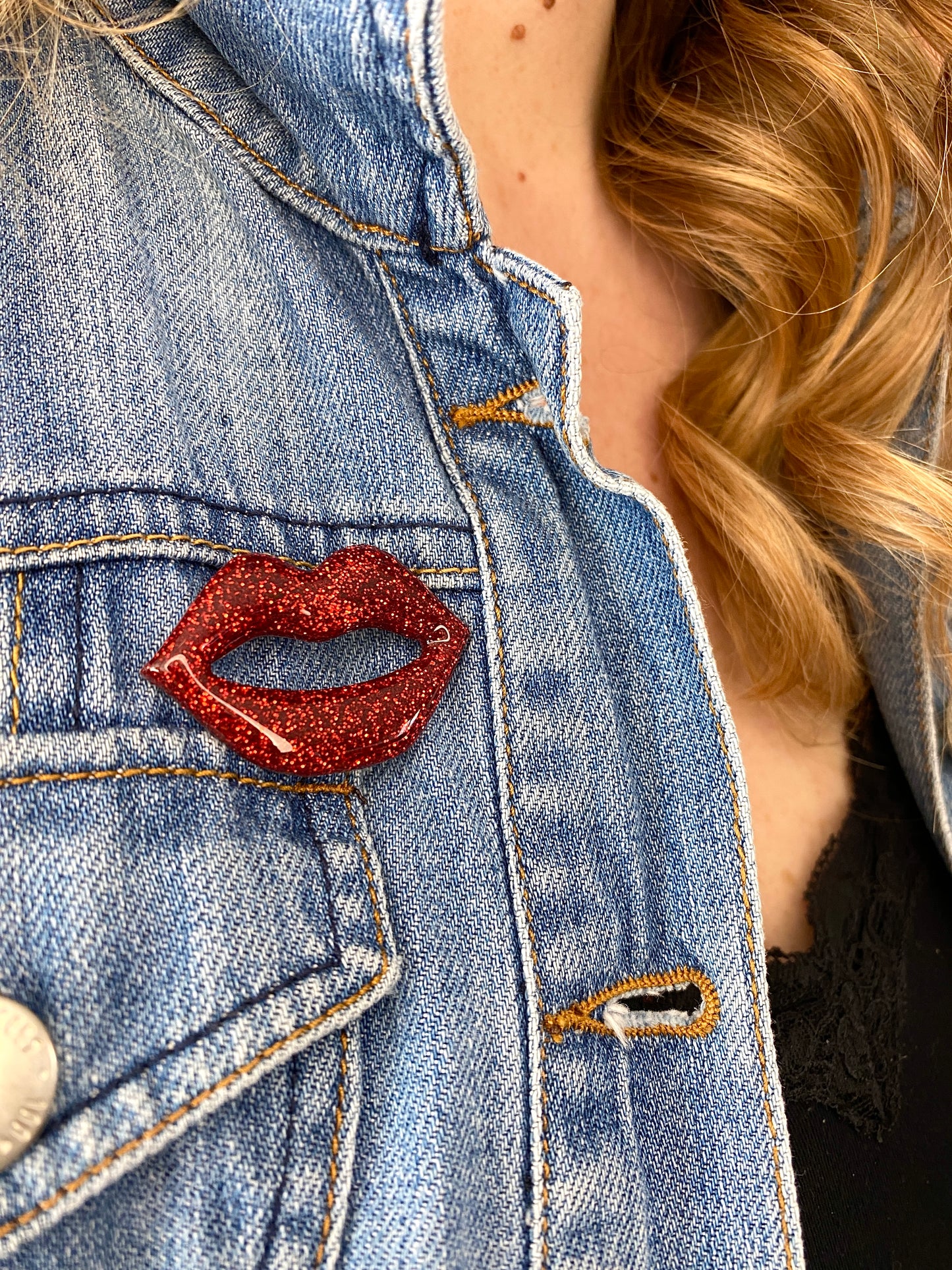 Pin's Bouche Paillettée