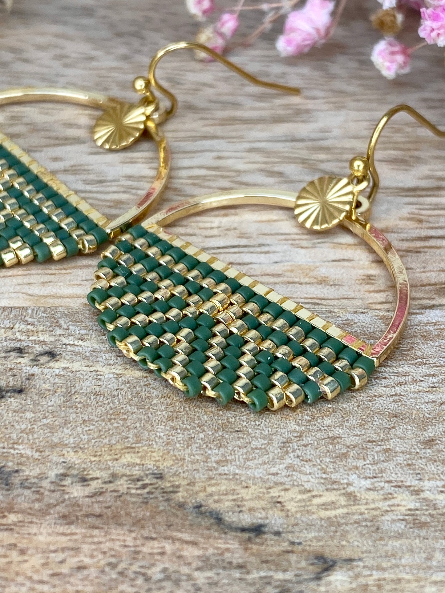 Modèle Léna – Boucles d’oreilles Bohème Perles Bleues & Doré