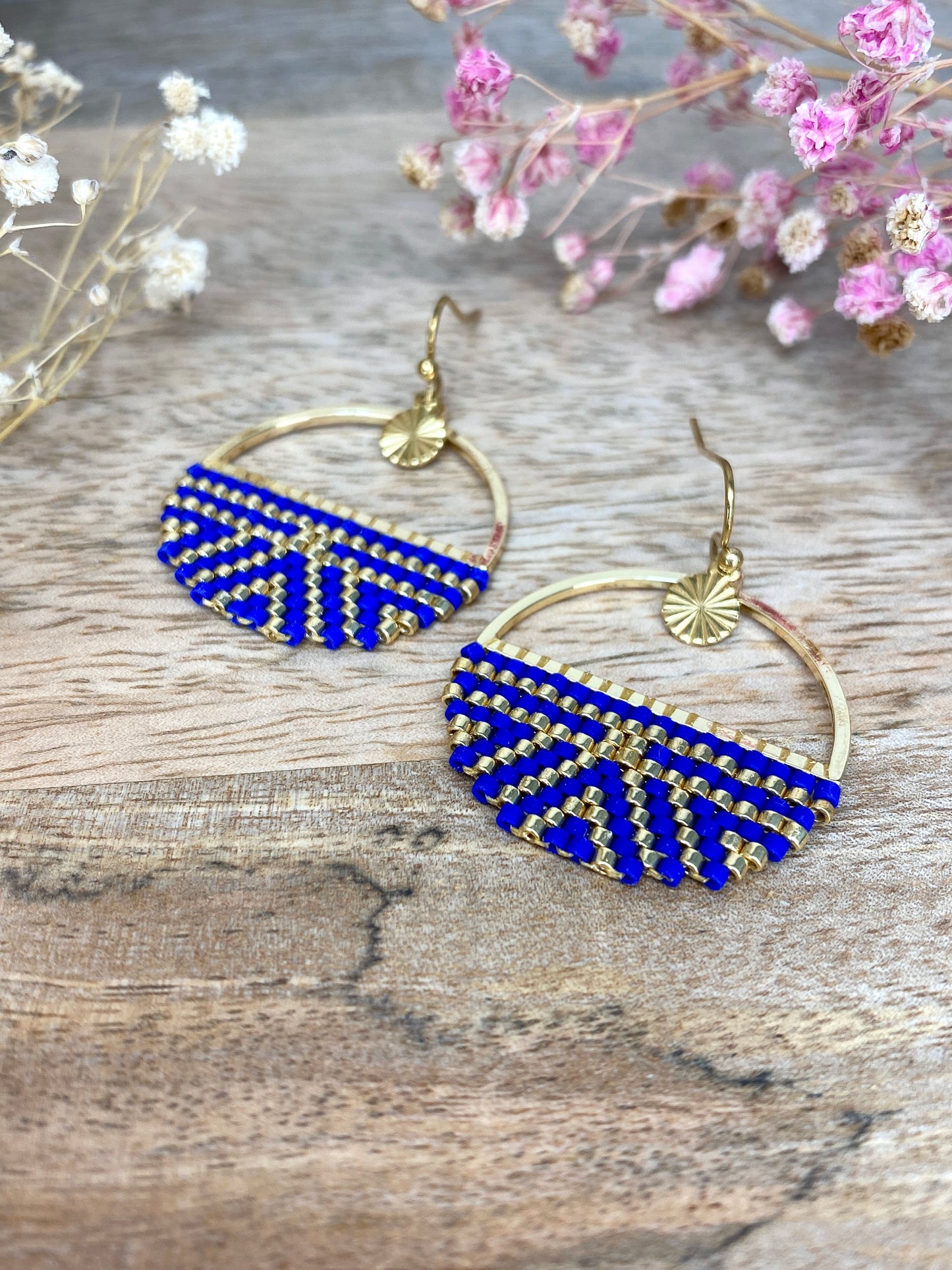 Modèle Léna – Boucles d’oreilles Bohème Perles Bleues & Doré