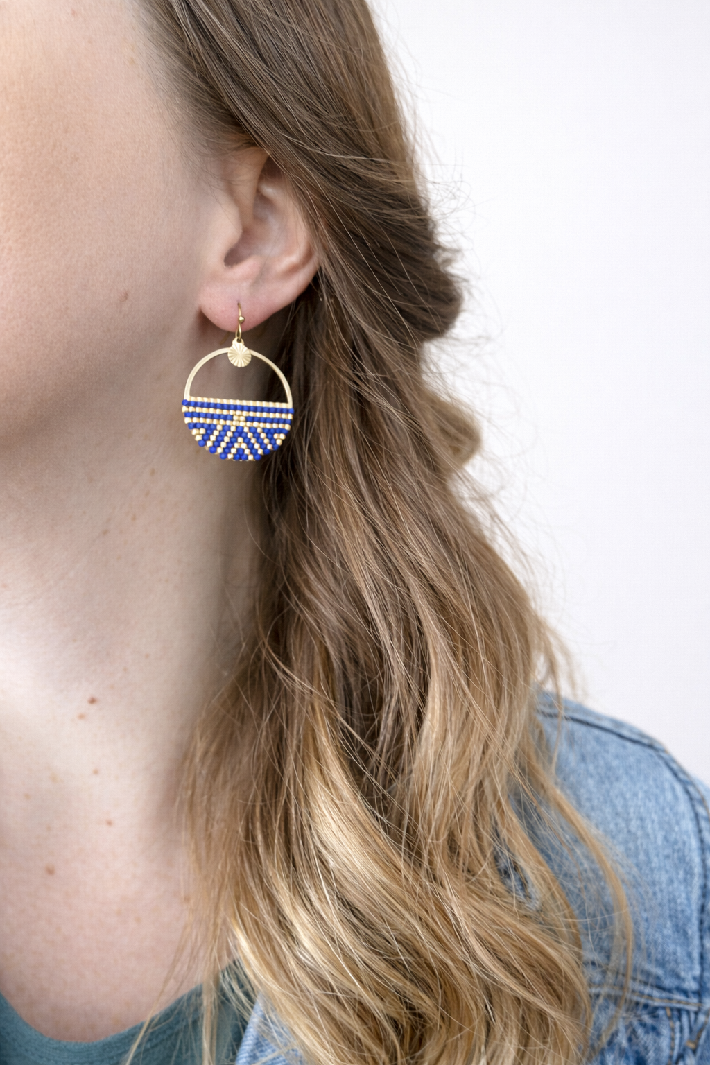 Modèle Léna – Boucles d’oreilles Bohème Perles Bleues & Doré