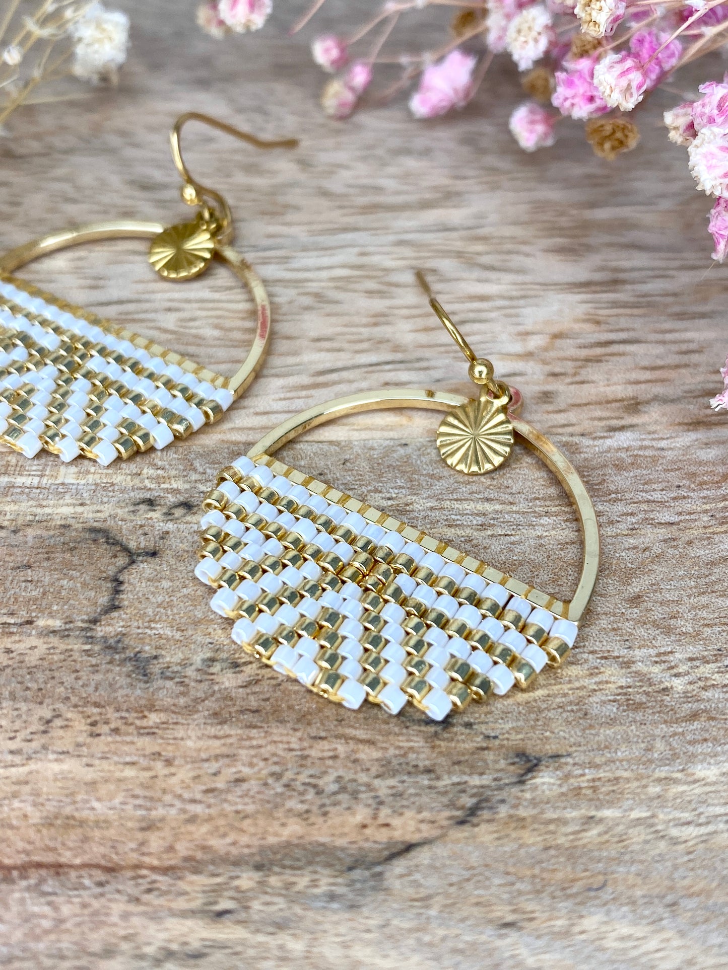 Modèle Léna – Boucles d’oreilles Bohème Perles Bleues & Doré