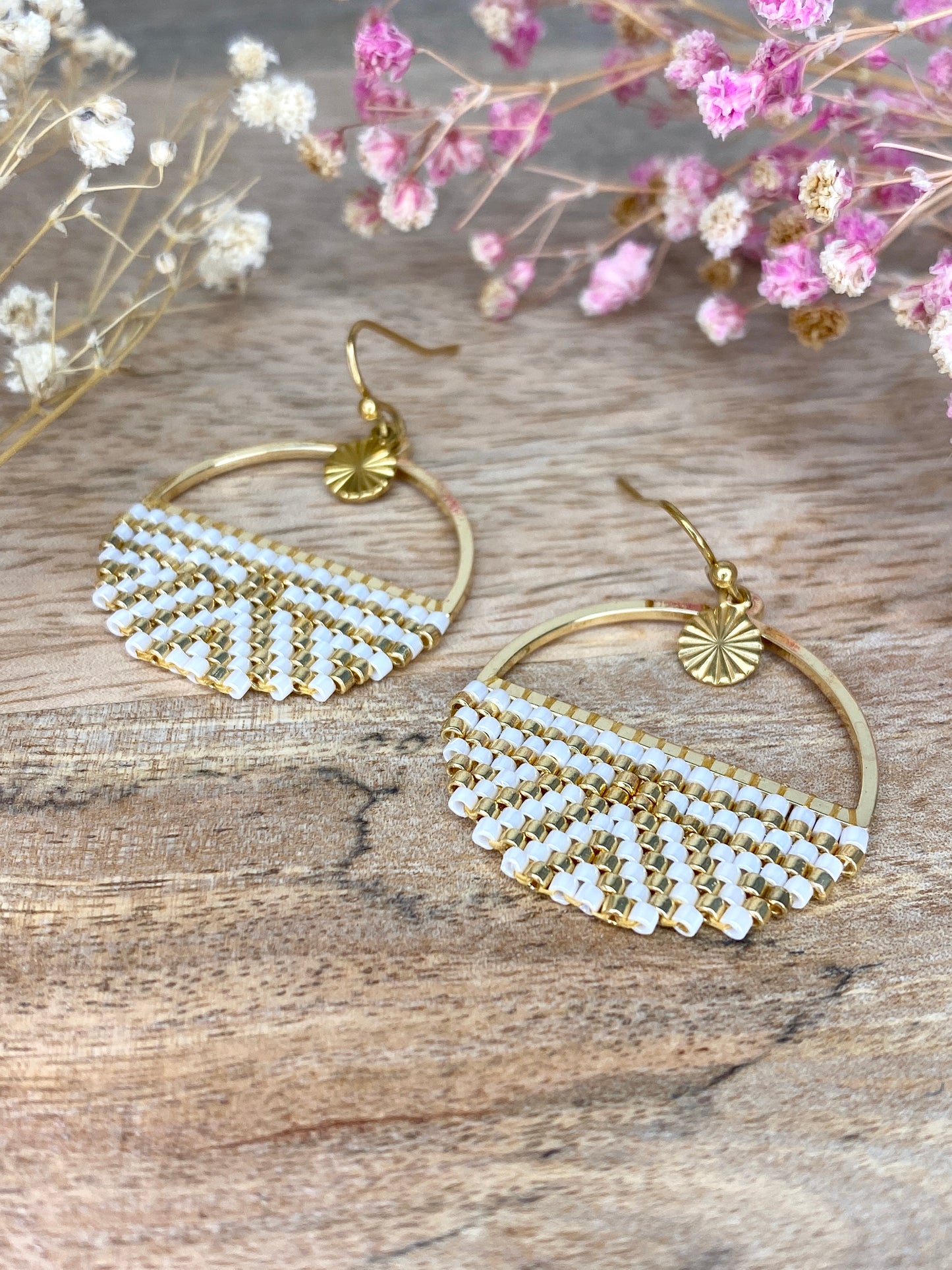 Modèle Léna – Boucles d’oreilles Bohème Perles Bleues & Doré
