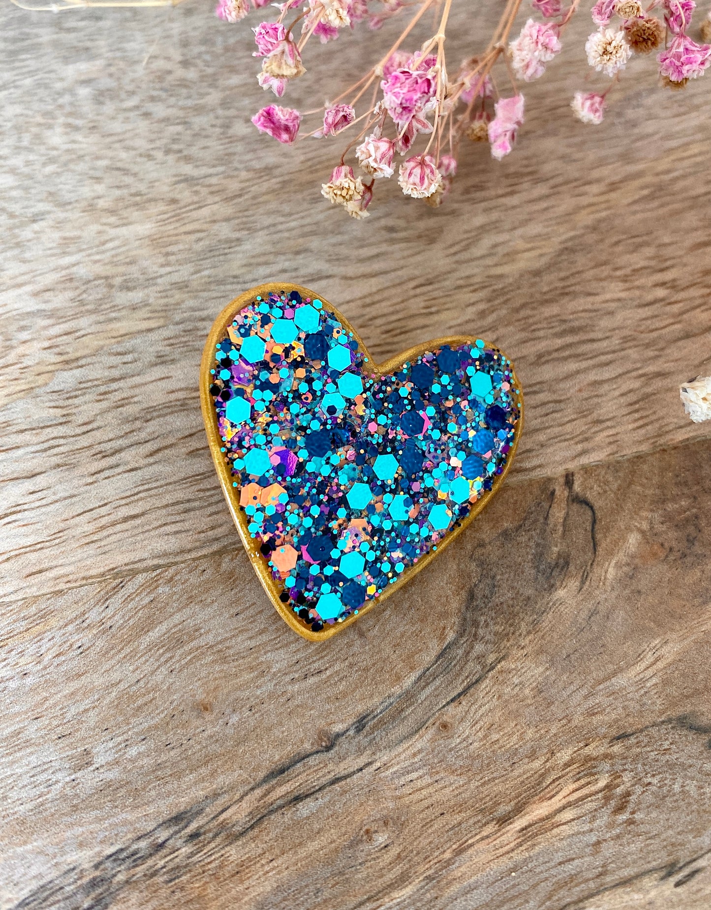 Pin’s cœur pailleté en résine