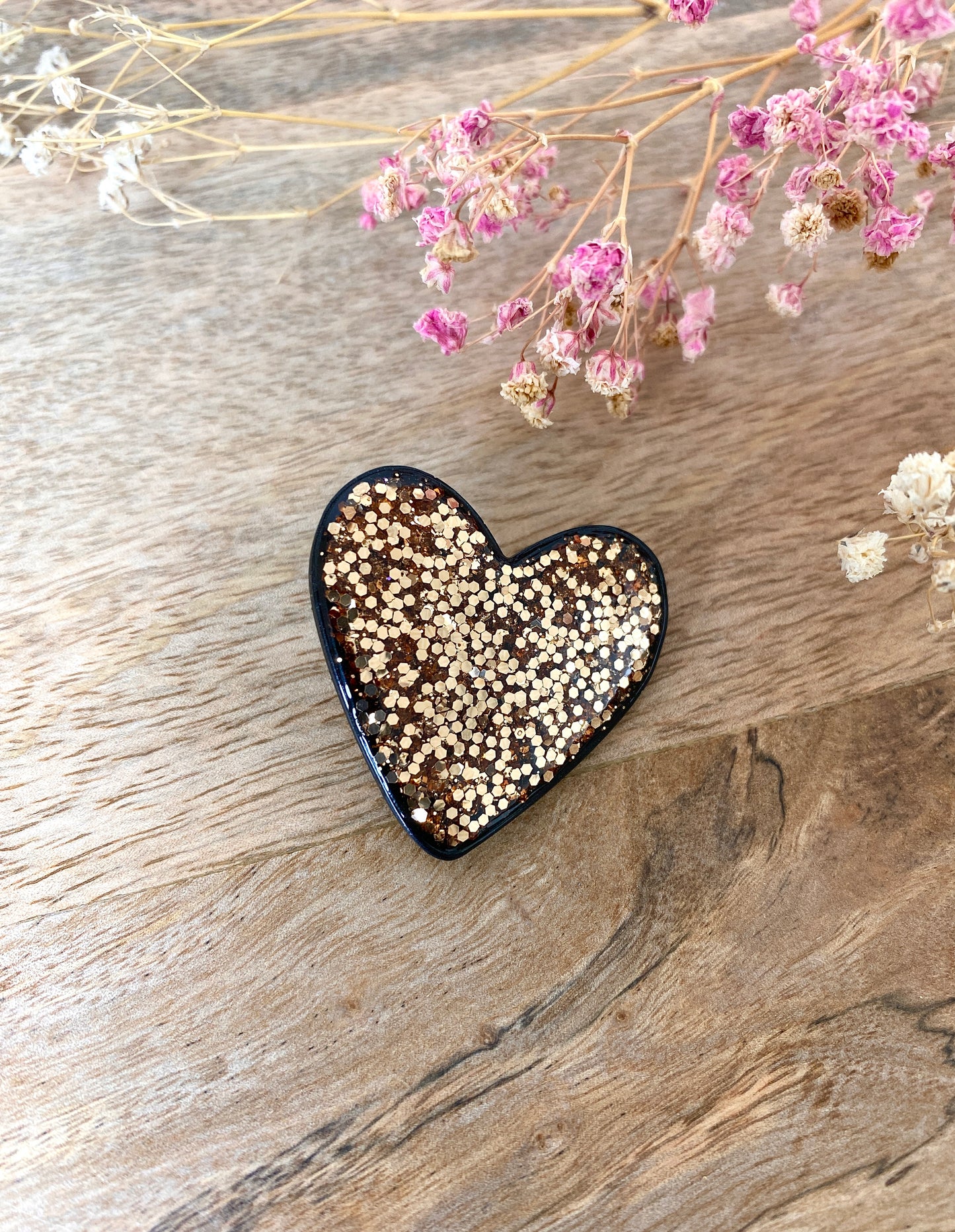 Pin’s cœur pailleté en résine