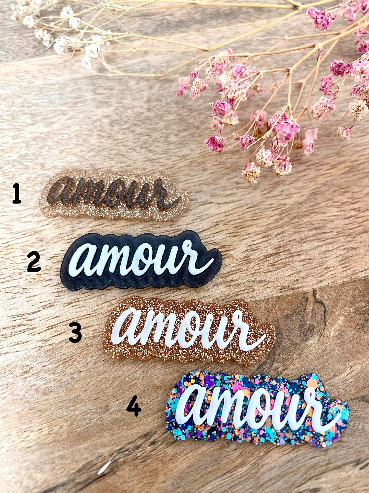 Pin’s “Amour” pailleté en résine