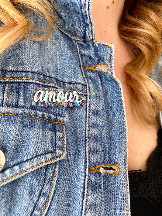 Pin’s “Amour” pailleté en résine