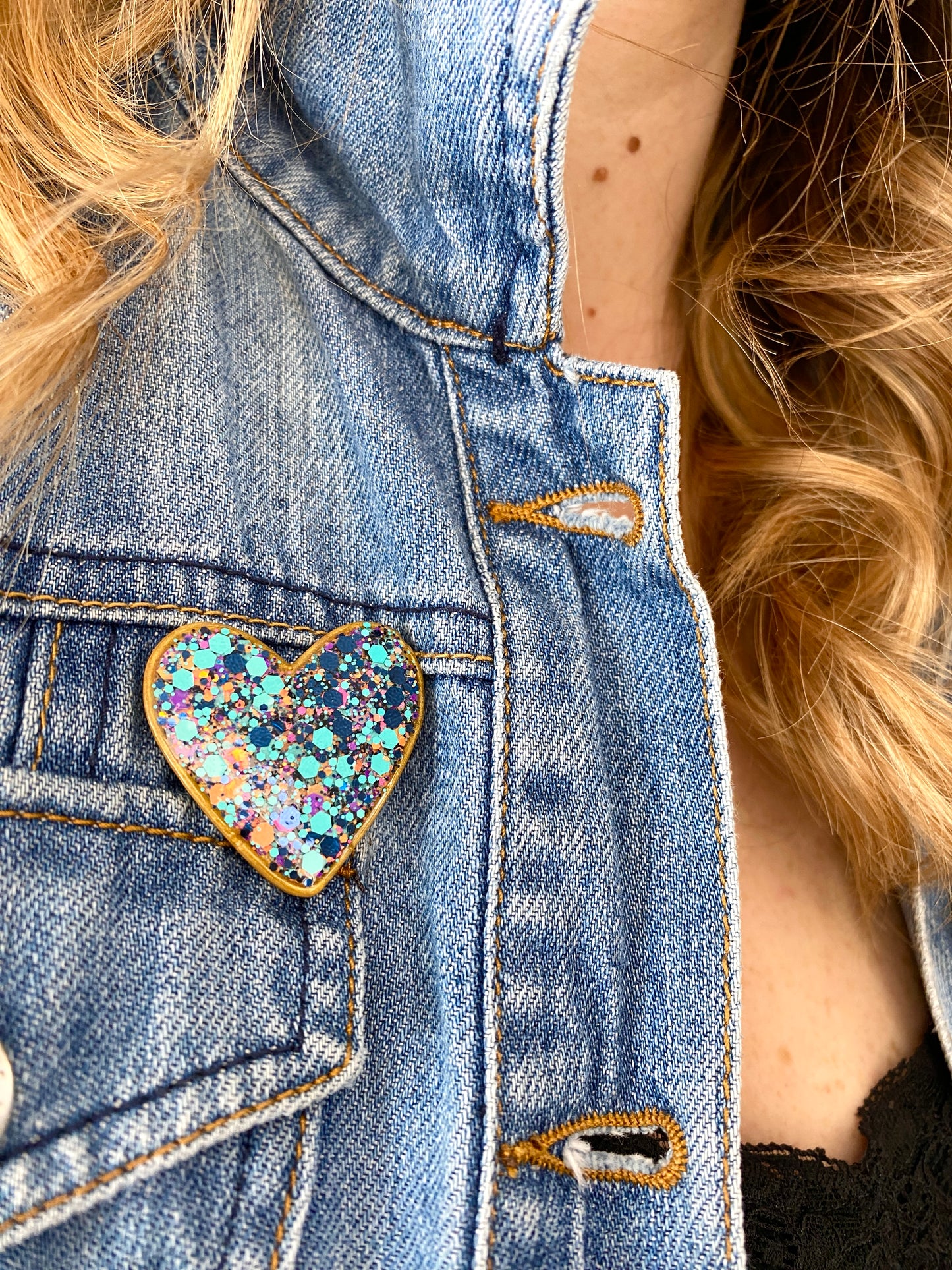 Pin’s cœur pailleté en résine