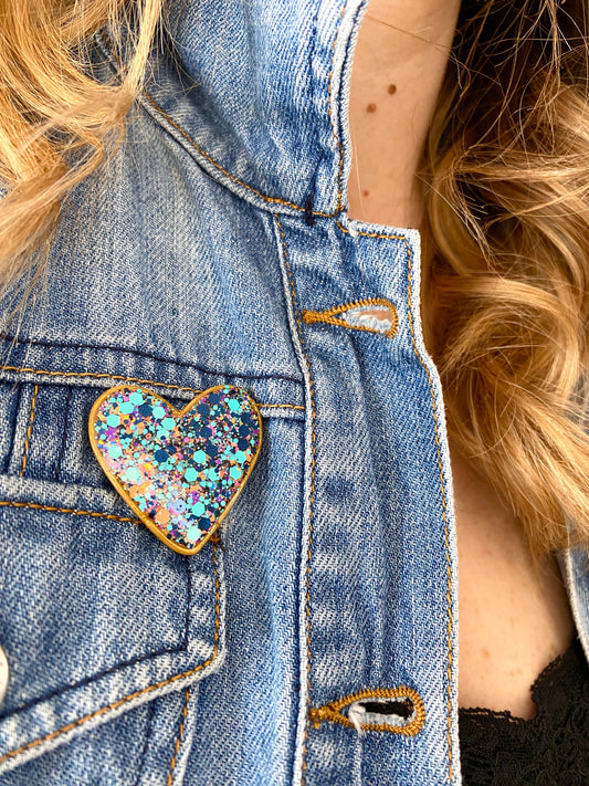 Pin’s cœur pailleté en résine